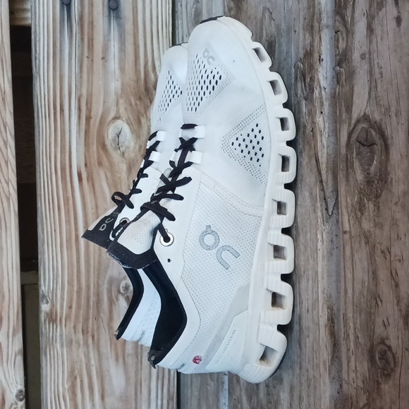 On cloud running shoes - Picture 2 of 10